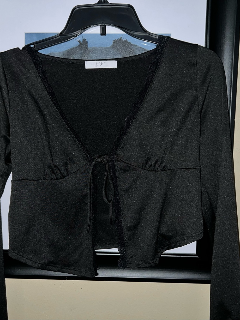 gaze Black Long-Sleeve Tie-Front Crop Top